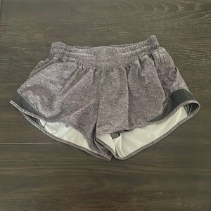 Lululemon hotty hot 2.5 in grey shorts size 4